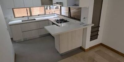 Apartamento en venta en el Sector de Medellín, poblado, palmas Este apartamento de aproximadamente 127metros cuadrados ofrece un diseño cómodo y funcional. Cuenta con 2 alcobas y la de servicios, 3 baños cabinado, sala comedor iluminada, cocina integral moderna, zona de ropas independiente, 2 clósets,  balcón con excelente vista. Se encuentra ubicado en una unidad cerrada que ofrece portería 24 horas,, zonas verdes, salón social, gimnasio super dotado, piscina, ascensor y shut de basuras. Su ubicación estratégica permite fácil acceso a rutas de buses integradas al metro, vías principales, cerca a supermercados, centros comerciales y otros servicios esenciales.