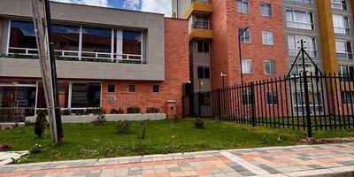 [ARR] ID HOUM: 159497

Entérate de todos los beneficios al arrendar con nosotros:
    • Asistencia e intermediación con el propietario
    • Firma tu contrato online
    • Arrienda sin burocracia, sin papeleos ni notarías

Departamento en arriendo, ubicado en el barrio La Esmeralda., con una superficie construida de 56.00 m² y superficie total de 56.00  m². 

Sus principales características son:

    • No amoblado
    • 3 dormitorios
    • 2 baños
    • Admite mascotas
    • 1 parqueadero
    • Año de construcción: 2025
            
Además, el inmueble cuenta con las siguientes amenidades:

    • Salón de eventos
    • Ascensor
    • Zona de juegos
    • Gimnasio

Si arriendas con nosotros, te brindamos asesoría personalizada durante todo el proceso.

Requisitos para arrendar con nosotros:

    • Arrienda sin codeudor*, fácil, rápido y seguro
    • Demuestra un ingreso mensual neto de al menos 2.5 veces el valor del arriendo (los ingresos mensuales se pueden complementar por las personas que vivirán en este inmueble)
    • Completa tu información básica y mándanos tus extractos bancarios o documentos que demuestren tus ingresos
    • No debes tener reportes negativos en centrales de crédito
        

IMPORTANTE:

    • Te invitamos a agendar una visita a esta propiedad
    • Si tienes alguna duda por favor puedes solicitar más información desde los portales como también contactarte directamente con nosotros
    
Más que una inmobiliaria, somos Houm.
*Aplican T&C