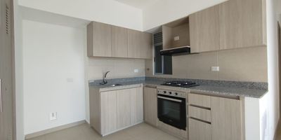 Se arrienda moderno apartamento en el municipio de Rionegro, barrio El Porvenir, en la unidad cerrada Vivari, ubicada frente al Centro Comercial San Nicolas y el Exito. Su ubicacion es estrategica, con acceso directo a la via hacia el Aeropuerto Jose Maria Cordova y el Tunel de Oriente, lo que garantiza excelente conectividad. Ademas, esta cerca de hospitales, colegios y supermercados, lo que lo convierte en una opcion ideal para vivir con comodidad. El apartamento cuenta con espacios bien distribuidos, excelente iluminacion natural y acabados contemporaneos. La unidad ofrece seguridad 24 horas, zonas comunes, juegos infantiles y areas verdes para el disfrute de toda la familia. Un lugar ideal para tu nuevo hogar!