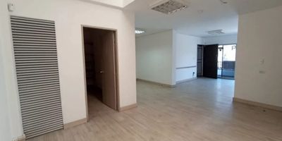 Oficina en venta – Vía principal de Envigado

Área: 92 m²

• 7 espacios para puestos de trabajo

• 3 baños

• Cocineta

• Balcón con vista a la carrera 43

Ubicada sobre una de las vías más transitadas de Envigado, esta oficina ofrece visibilidad, comodidad y fácil acceso para tu equipo y tus clientes. Ideal para empresas que buscan una excelente ubicación.

Agenda tu cita al 3044481658.
