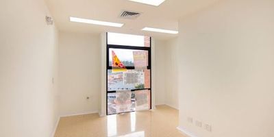 Consultorio en torre médica con 133 consultorios , para estrenar, fácil acceso a medios de transporte público, sector de alta valorización, cerca al centro comercial, supermercados , restaurantes, etc, 30 m2 con baño privado. Parqueadero y cuarto útil.
