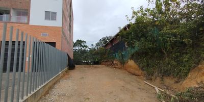 "Oportunidad estrategica en la autopista Guarne-Medellin! Lote de 280 metros cuadrados ubicado en un punto clave de la autopista.

Caracteristicas:
- Lote de 280m2 con ubicacion privilegiada en la autopista Guarne-Medellin
- Ideal para proyectos comerciales, empresariales o de servicios con alta visibilidad
- Facil acceso y conexion con Medellin y Guarne

Un lote ideal para desarrollar tus proyectos con gran potencial! Quieres conocer mas sobre esta oportunidad? Contactanos!