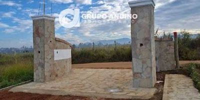 Se Vende Lote en la Mesa de los Santos
Ubicado cerca de la Hacienda San Miguel del Prada, en una zona tranquila y de alta valorización.
✅ Cuenta con punto de agua y luz
✅ Acceso con portería privada
✅ Perfecto para construir la casa de tus sueños
Una excelente oportunidad de inversión en uno de los sectores más exclusivos de la Mesa de los Santos.
Venta: $ 220.00.000 
Pregunta por él, bajo el código Inmobiliario 1420-410 ¡Contáctanos! Agenda tu cita y con gusto te asesoramos.
