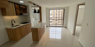 Aca inicia tu sueno de vivir en el Oriente Antioqueno! En este versatil apartamento encuentra una excelente distribucion de espacios que incluye tres alcobas, dos banos, sala - comedor, balcon con acceso desde el area social, cocina abierta y zona de ropas independiente. La unidad cuenta con parqueaderos comunes y esta cerca de colegios y con acceso a rutas de transporte. Contactanos para que conozcas tu proximo hogar.