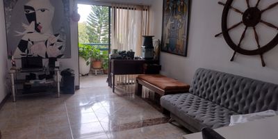 Apartamento en venta en unidad cerrada cerca a parques, supermercados, restaurantes, tiendas de mascotas, fácil acceso a vías principales, rutas de transporte publico y una gran variedad de servicios complementarios. Piso en baldosa, sala comedor, 3 alcobas con baño en la principal, cocina integral cerrada, balcón y parqueadero cubierto. Conjunto cerrado con salón social, parques infantiles, vigilancia 24 hrs, citofonía y circuito cerrado de tv. Inmuebles sujetos a verificación de disponibilidad.