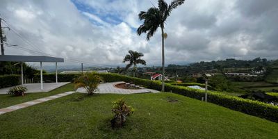 Se vende espectacular casa campestre en condominio, con un lote totalmente plano y una vista privilegiada. Ubicada en un sector estrategico, con facil acceso y vias en excelentes condiciones.

Caracteristicas del inmueble

Lote 1.573 m2

Area construida 190 m2

Sala y comedor

Cocina integral

Zona de ropas

Bano social

2 alcobas auxiliares con bano compartido

Alcoba principal con bano privado

Zona de parqueo amplia

Beneficios del condominio

Porteria domotizada

Servicio de casero y seguridad

Administracion 350.000

Ubicacion privilegiada cerca de plazoletas de comida, supermercados D1, colegios, iglesias y a tan solo 13 minutos del centro de Pereira.