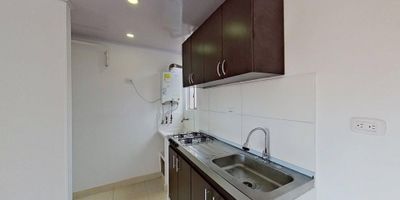 Apartamento en Aliso venta de 43m2, con vista interior, ubicado en un 6to piso (Torre 21 Apto 603), acceso por escaleras. Consta de 2 habitaciones, 1 baño, sala comedor, zona de estudio, cocina integral y zona de lavandería. Tiene piso cerámico en todas sus zonas. El conjunto cuenta con zona infantil, salón comunal y vigilancia privada las 24 horas. Cerca a centro comercial Miraflores; cerca a almacenes de cadena como Colsubsidio; cerca a colegio Chiloé; cerca a universidad UNAD; cerca a estación de Transmilenio San Mateo; Vías de acceso por la Avenida Potrero Grande.NID  38441948833
