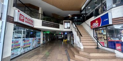 (19883) OFICINA SÚPER BIEN UBICADA FRENTE A UNICENTRO. Oportunidad de ubicar su empresa en una exclusiva zona, sobre la carrera 15,  frente a la entrada principal del Centro Comercial Unicentro. Oficina para renta o venta ubicada en un cuarto piso exterior, con excelente iluminación natural, cuenta con dos espacios semi independientes y un baño, la complementan dos parqueaderos independientes. Edificio con vigilancia 24 horas. Facilidad de acceso y transporte público.