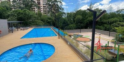 Aparta estudio en arriendo en Loma de las Brujas, Envigado de 75 m2 aproximadamente, cuenta con 1 alcoba,1 vestier, 2 baños, sala-comedor, cocina integral, barra americana, red de gas, zona de ropas, calentador, balcón, parqueadero y cuarto útil.En unidad cerrada con piscina, jacuzzi, gimnasio, juegos infantiles, salón social, zonas verdes, placa deportiva, shut basuras, ascensor, parqueadero de visitantes y portería 24 horas.Adicional tiene rutas de acceso y transporteCercanías:Parcelación Mirador del Escobero, Tienda D1, Urbanización Punta del ParquePara mayor información contáctame Melissa Salazar 314 7757934