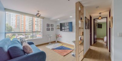 Amplio apartamento AMOBLADO de dos habitaciones ubicado en La Felicidad. El apartamento cuenta con zona social en un ambiente, cocina semi abierta con bonitos acabados, dos habitaciones la principal con cuenta con baño. Adicionalmente, cuenta con baño adicional completo. Los parqueadero los asigna la administración por sorteo. (EL PRECIO INCLUYE SERVICIO DE INTERNET)