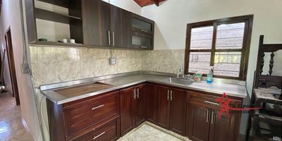 Casa comercial en arriendo en el Poblado, Medellín primer piso de 100 m2 aproximadamente, cuenta con 3 alcobas, 2 baños, sala-comedor, cocina sencilla, zona de ropas y patio.Adicional tiene rutas de acceso y transporteCercanías:Centro Comercial el Tesoro, Mall del Este, IE Santa Catalina de SienaPara mayor información contáctame Melissa Salazar 314 7757934