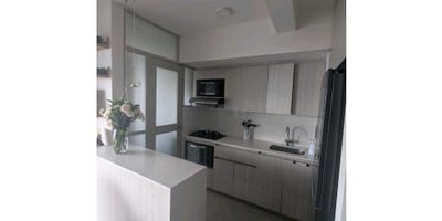 Descubre este encantador apartamento en el sector Calasanz, en Medellín, ideal para quienes buscan comodidad y una excelente ubicación. Con un área de 80 m², este espacio cuenta con 3 acogedoras habitaciones, cada una equipada con su propio closet, y 2 baños que ofrecen funcionalidad y confort.La cocina integral es perfecta para preparar tus platillos favoritos, mientras que el amplio balcón y el ventanal brindan una luminosidad natural que hará de tu hogar un lugar cálido y agradable. Situado en el noveno piso, disfrutarás de vistas impresionantes y de la tranquilidad que ofrece la distancia del bullicio de la calle.Este apartamento también incluye parqueadero y cuenta con una red de gas, garantizando tu comodidad día a día. Ubicado a pocos minutos del Mall Santana, tendrás acceso a una variedad de tiendas y servicios que facilitarán tu vida diaria.No dejes pasar la oportunidad de vivir en este maravilloso espacio en un estrato 3, donde la calidad de vida y la conveniencia se unen. ¡Contáctanos para más información y agenda tu visita!
