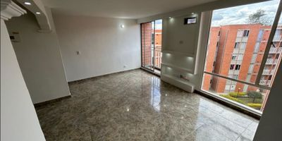 Este apartamento es perfecto para quienes buscan comodidad y buena ubicación en Soacha. Ubicado en el conjunto El Futuro 2, ofrece espacios amplios, buena iluminación y un ambiente familiar.

Ha sido remodelado y cuenta con una cocina integral moderna y zonas bien distribuidas. El conjunto cerrado brinda tranquilidad con portería, zonas verdes y salón comunal.

Una oportunidad ideal para tener tu propio hogar a un excelente precio.
