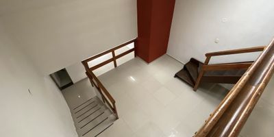 Casa en Arriendo en Milán

Ideal para una familia o profesionales que buscan vivir con estilo en la zona más exclusiva y vibrante de Manizales. Esta casa, recientemente reformada, ofrece amplios espacios y acceso privilegiado a la vida social de la ciudad.

Detalles de la propiedad Esta espaciosa casa unifamiliar, con un área privada de 230 m2 sobre un terreno de 120 m2, está diseñada para el confort. Dispone de tres habitaciones con armarios empotrados y tres baños, uno de ellos en la alcoba principal.

La zona social cuenta con una moderna barra estilo americano, comedor auxiliar, chimenea y una despensa funcional. La cocina es integral con calentador a gas. El inmueble tiene doble ventana, patio y zona de lavandería. Los acabados son en cerámica y mármol. Se admiten mascotas.

Entorno y conexiones Ubicada en estrato 5 en el corazón de la zona rosa, tendrás cerca los mejores restaurantes y discotecas. A pesar de esto, se encuentra en una zona residencial tranquila con parques cercanos. Ofrece acceso vehicular, parqueadero para visitantes y excelente conexión con transporte público.

Contáctanos ¿Te gustaría vivir en el sector más exclusivo de Milán? Escríbenos a nuestra línea de WhatsApp y agenda una visita para que conozcas esta casa reformada.


 
