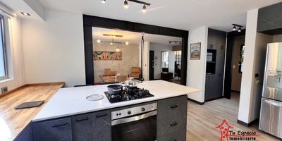 Apartamento Amoblado en arriendo en el Poblado, Medellín de 181 m2 aproximadamente, cuenta con 3 alcobas, 2 closets, 1 vestier, 3 baños, biblioteca, sala-comedor, cocina integral, red de gas, zona de ropas, calentador, balcón, parqueadero doble lineal de 37 m2 y cuarto útil.En unidad cerrada con zonas verdes, shut basuras, parqueadero de visitantes y portería 24 horas.Adicional tiene rutas de acceso y transporteCercanías:Milla de Oro, San Fernando Plaza, Ventura Mall , Euro InferiorPara mayor información contáctame David Carrasquilla300 2274605