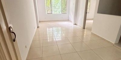 Ciudad 2000 – Cali

Ubicado frente a un hermoso parque, este apartamento en cuarto piso sin ascensor ofrece un ambiente fresco, ventilado y lleno de luz natural. Las escaleras internas son cómodas, y el conjunto se encuentra en una zona residencial tranquila, perfecta para familias o parejas que buscan comodidad y ubicación.

Características:
️ 3 habitaciones con excelente iluminación
️ 1 baño completo
️ Sala–comedor amplia
️ Cocina integral
️ Zona de oficios independiente
️ Balcón con vista directa al parque
️ Parqueadero comunitario

Ventajas del sector:
A pocos pasos del transporte público, supermercados, colegios y zonas comerciales. La vista al parque brinda privacidad y un entorno muy agradable.

Canon de arrendamiento: $980.000 – servicios independientes