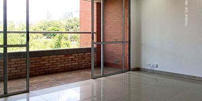 Descubre la elegancia y comodidad en este exclusivo apartaestudio ubicado en el corazón de la ciudad. Con una distribución perfecta de 1 habitación y 2 baños, este espacio de 70 metros cuadrados te brinda la privacidad y confort que buscas. Además, cuenta con 1 parqueadero para tu conveniencia. Disfruta de una vista panorámica única y de acabados de alta calidad que te harán sentir en un oasis de tranquilidad. ¡No pierdas la oportunidad de vivir en este lugar único que te ofrece lo mejor en estilo y funcionalidad!