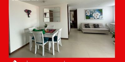 Excelente oportunidad para vivir en una de las zonas más tranquilas y con mayor proyección de Rionegro, en el Parque Residencial Medieval, San Antonio de Pereira. Este acogedor apartamento cuenta con 2 habitaciones, 2 baños, sala, comedor, cocina integral, zona de ropas, balcón con vista a Llanogrande, cuarto útil y parqueadero privado. Su ubicación privilegiada ofrece fácil acceso a Medellín y al oriente antioqueño, en un entorno residencial rodeado de naturaleza, ideal para quienes buscan comodidad, buena distribución y calidad de vida.
