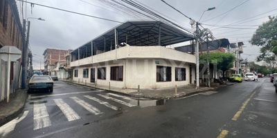 Casa esquinera, con dos apartamentos rentados, cada uno con dos habitaciones, sala comedor, cocina y baño, ya tiene plancha y escaleras internas, cuenta con plancha, permisos en curaduría y planos para continuar segundo piso, a una cuadra de la calle quince y a dos cuadras de la carrera 34, sector mixto, calle vehicular, ideal para inversión mediante rentas de apartamentos o para vivienda, tuberías cambiadas. se vende la casa esquinera y la que sigue, asi que se puede hacer un gran proyecto ya que serian en total 340 m2 aproximadamente.