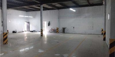 Si estás buscando una bodega para alquilar en la vibrante ciudad de Manizales, esta puede ser la opción perfecta para ti. Ubicada en una zona estratégica, en una de las vías principales de la ciudad, con acceso pavimentado y cercana a jardines y colegios, esta bodega ofrece la combinación perfecta entre comodidad y accesibilidad.

Con un área total de 280 metros cuadrados, la bodega cuenta con una amplia área construida de 300 metros cuadrados, la cual también se encuentra disponible como área privada para su comodidad. Además, cuenta con una alcoba, 2 baños y un garaje, ideal para aquellas personas que buscan un espacio versátil que se adapte a sus necesidades.

Entre las características internas de esta bodega, se encuentra el suministro de agua y la disponibilidad de un baño auxiliar, lo cual brinda una mayor comodidad y funcionalidad al espacio. Además, cuenta con servicio de electricidad, lo que resulta esencial para el correcto funcionamiento de cualquier tipo de negocio o actividad que se realice en la bodega.

Pero las características externas de esta bodega no se quedan atrás. Su cercanía a un parque industrial y a colegios y universidades, te brinda la oportunidad de estar en un entorno dinámico y en constante crecimiento. Además, cuenta con luz natural en las mañanas y en las tardes, lo que crea un ambiente agradable y óptimo para trabajar.

La ubicación exterior de esta bodega es ideal para aquellos negocios que buscan una mayor visibilidad y facilidad de acceso para sus clientes o proveedores. Con transporte público cercano y en una zona comercial e industrial, esta bodega ofrece una gran oportunidad para hacer crecer tu negocio.

En resumen, esta bodega para alquilar en Colombia ofrece una excelente ubicación, amplio espacio y características internas y externas ideales para cualquier tipo de actividad comercial. ¡No te pierdas la oportunidad de hacer crecer tu negocio en un lugar estratégico y en constante desarrollo!