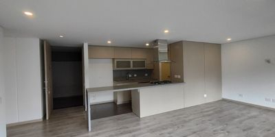 arriendo apartamento en el poblado, sector las palmas,115 metros cuadrados, 2 alcobas cada una con baño privado y vestier, sala comedor, cocina integral abierta, zona de ropas independiente,1 estudio,1 balcón con vista hacia la ciudad,2 parqueaderos,1 cuarto útil.para más información me puedes contactar al 3153568305