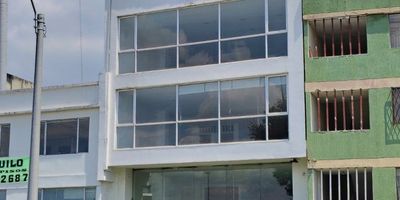 Se vende edificio de 5 pisos: Tipo de estructura: mixta con soporte aporticado en concreto y estructura metálica Steel deck. losas en pisos: cuatro pisos (1, 2, 3, 4) con losas de concreto con aligeramiento en casetón; y un quinto piso con losa en estructura metálica. cubierta: Eternit. losa de servicios: 5TO PISO con un área de 62 m² destinada a tanques de agua y aires acondicionados. mampostería: muros en ladrillo común y farol, con repellado, estucado y pintado. en los pisos 1 a 4 pisos en porcelanato y cerámica. cielo raso: en los pisos 1 a 3, en el cuarto piso el cielo es en panel de yeso. muros exteriores: fachada principal con vista amplia a la calle 5ta, con vidrio templado. fachada posterior con vistas panorámicas hacia el oeste y ventilación natural mediante ventanales amplios. servicios públicos: electricidad trifásica y agua. total, baños del predio 14 baños. ADICIONALMENTE UN parqueadero de 246 metros cuadrados. observaciones adicionales: la estructura combina diferentes materiales para optimizar funcionalidad y estética. diseñado con amplias vistas y ventilación natural, además de espacios adecuados para instalaciones de agua y aire acondicionados. VALOR VENTA $3.800.000.000. Más información a los Teléfonos (602) 553 2727 / 315 459 6112.