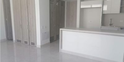 Este apartamento es una joya dentro de un conjunto moderno con todo lo que podrías desear para vivir o vacacionar con estilo. Su diseño combina funcionalidad y confort, con acabados superiores y un balcón con vista abierta que hace que cada día se sienta como un descanso.

Ubicado frente al Hospital de la Fundación Santa Fe de Bogotá, en una zona de alto desarrollo y valorización, muy cerca de la futura sede de la Universidad de los Andes y del nuevo centro comercial más grande de Cartagena, actualmente en construcción. Una ubicación privilegiada que promete un gran futuro.

El conjunto ofrece amenidades de primer nivel: piscinas para adultos y niños, gimnasio, terraza BBQ, salón social, sauna, turco, teatrino, salón de juegos, cancha múltiple, parque infantil y zonas para mascotas, todo rodeado de jardines hermosos y seguridad 24/7.

Con 41 m² en total (36.78 m² construidos + 4.52 m² de balcón) y una administración de solo $200.000, este inmueble es perfecto para quienes valoran el confort, la ubicación y una inversión inteligente.
