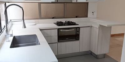 COD 7604
Apartamento en Poblado San Fernando, consta de 125 metros, 2 alcobas, 2 baños, 2 Vestier, cocina integral remodelada, sala, comedor, biblioteca, balcón, terraza, citófono, portería, ascensor, zonas comunes (Gimnasio, piscina, salón social, sauna, zonas deportivas, juegos infantiles, zonas deportivas, vista panorámica, parqueadero visitantes). 
Cerca a supermercados, transporte publico, colegios, universidades, centros comerciales, Oviedo, Santafé.