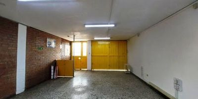 Arriendo espectacular local comercial  duplex Ricaurte Bogota, zona comercial consolidada,  situado sobre avenida principal, exterior, alto flujo peatonal, vitrina comercial, el local cuenta con amplios y funcionales espacios en el  primer piso encuentra local comercial, oficina, bodega, cocineta y baño, segundo nivel, tres oficinas, bodega y un baño, ideal compra venta repuestos maquinaria pesada, cercanía dos estaciones de transmilenio. ¡contáctanos!.