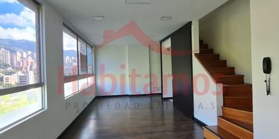 Para arrendar o vender oficina dúplex, ubicada en Medellín, El Poblado, sector Las Palmas:
¡Oficina Ejecutiva en el Corazón de El Poblado!
¿Buscas un espacio de trabajo moderno y funcional en la exclusiva zona de Las Palmas en Medellín? ¡Esta oficina es la solución perfecta para tu negocio!
Con un área de 80 m², esta oficina cuenta con todo lo que necesitas para que tu empresa brille. Disfruta de un ambiente acogedor gracias a su piso de madera laminada y su cómoda distribución que incluye 2 baños, un práctico closet y una sencilla pero eficiente cocina.
Además, podrás aprovechar los beneficios de estar rodeado de colegios, centros comerciales y excelente transporte público. ¡Y no te olvides del ascensor y el parqueadero para visitantes!
Si buscas un espacio de trabajo moderno, funcional y bien ubicado, ¡esta es tu oportunidad! Contacta ahora y agenda una visita para conocer esta oficina ejecutiva en el corazón de El Poblado.