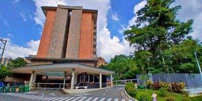 Arriendo apartamento en envigado sector loma de chocho. En unidad cerrada con un área de 80 mt², 3 Alcobas , 2 Baños, Balcón, Salón Comedor, Cocina Integral, Zona de Ropas, Red de Gas y Calentador, 1 Parqueadero Cubierto  y Cuarto Útil.Conjunto cerrado con portería 24 horas, Circuito Cerrado TV, Ascensor, Citófono, Gimnasio, Juegos Infantiles, Salón Social, Salón de Juegos, Piscina, Turco/Sauna y Zonas Verdes.Inmueble cercano a Instituciones Educativas, Transporte Publico, Parques Cercanos, Vía Principal, Supermercados, Zona Residencial.