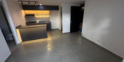 Apartamento ubicado en zona residencia. El apartamento se encuentra en el piso 1. En el podras disfrutar espacios comodos, amplios y luminosos. Cuenta con una excelente ubicacion de facil acceso a transporte publico, colegio, universidad, centro comercial, parroquia, clinica u hospital, supermercado, gimnasio, restaurante, entidad bancaria, facil acceso a vias principales, permitiendote estar cerca de todo lo que necesitas. Administracion incluida en canon de arrendamiento zonas sociales en proceso. Parqueadero comun 