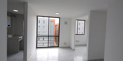 Descubra la comodidad y la tranquilidad en este encantador apartamento con una serena vista interior que garantiza silencio y privacidad. Este acogedor espacio se caracteriza por su excelente entrada de luz natural, lo que lo convierte en un lugar cálido y agradable para vivir.El apartamento cuenta con una distribución muy funcional: dos habitaciones cómodas y dos baños completos. Además, ofrece un práctico estudio, la cocina es integral, perfecta para quienes disfrutan de la gastronomía, y los pisos en cerámica son elegantes y fáciles de mantener. Como un detalle adicional, se entrega con cortinas instaladas.Su mayor atractivo, sin duda, es su ubicación insuperable. Disfrute de la facilidad de tener excelentes vías de acceso a la mano, simplificando sus desplazamientos. A pocos minutos encontrará todo lo que necesita: supermercados, centros comerciales e iglesias, asegurando una vida cotidiana cómoda y con todos los servicios al alcance.