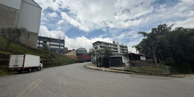 Se vende lote de 621.39 m2 cuenta con un fondo de 47.15 metros, completamente plano y con excelente aprovechamiento del espacio. Según la normativa, se debe dejar un retiro de 5 metros desde la acera para parqueaderos, aunque estos también pueden construirse en el mezanine, optimizando así el área útil de la bodega. Se encuentra dentro de una unidad cerrada con portería las 24 horas, lo que garantiza seguridad y control permanente. Dispone de servicios de energía de EPM y acueducto veredal, y está pendiente la conexión del servicio de gas por parte de EPM. Además, los inquilinos se benefician por estar en zona franca, lo que incluye ventajas tributarias como una tarifa reducida del 20 % en la declaración de renta.