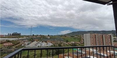 Apartamento para estrenar en el Carmen del Viboral sector Campo Alegre, cuenta con espacios amplios, excelente iluminación natural y un diseño moderno que te hará sentir en casa desde el primer momento, con un área de 52m2, cuenta con dos alcobas, closet, dos baños, cocina integral, sala, estudio, zona de ropa, balcon; además la unidad ofrece ascensor, salón social, parqueadero de visitantes, zonas verdes, vigilancia 24 horas. Ubicado en una zona estratégica, cerca de supermercados, colegios, transporte público y con fácil acceso a las principales vías de la ciudad, combina comodidad y funcionalidad. Predial - 114.000, Administración - 70.000 ¡No dejes pasar esta oportunidad, contáctanos para mas información!
