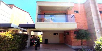 Casa unifamiliar en San Antonio de Pereira - Rionégro, cuenta con un área de 152 m, en el primer piso encontramos sala, comedor, zona verde, baño social, cocina integral con red de gas, zona de ropas y parqueadero doble paralelo; en el segundo piso se encuentran 3 alcobasm la principal con vestier - baño y balcón, baño social que comparten las ptras dos alcobas.

Se encuentra ubicado un una urbanización abierta cercana a San Antonio de Pereira.
