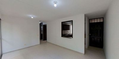 Apartamento en venta de 58m2, con vista exterior, ubicado en un 2do piso (Torre J Apto 204), acceso por escaleras. Consta de 3 habitaciones, 2 baños, sala comedor, balcón, cocina y zona de lavandería. Tiene piso cerámico en todas sus zonas. El conjunto cuenta con zonas verdes, zona para niños, salón social, cancha de fútbol, piscina y vigilancia privada las 24 horas. Cerca a centro comercial B Mall y Bochalema Plaza; cerca a almacenes de cadena como D1; cerca a colegio Sagrado Corazón de Jesús; cerca a Universidad Autónoma de Occidente; cerca a paradas del MIO; Vías de acceso por la Carrera 109 y Calle 44.
