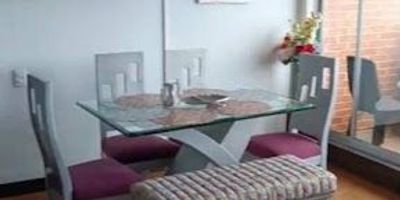 Apartamento en arriendo – Barrio Colina Campestre

Amplio apartamento de 90 metros cuadrados, ubicado en el exclusivo sector de Colina Campestre, cerca del Centro Médico Colina, Centro Comercial Parque Colina, Avenida Boyacá y la Estación de Policía Colina. Zona de alta valorización con fácil acceso a transporte público y vías principales. El inmueble cuenta con: 3 habitaciones con su respectivo closet, 2 baños completos, Sala comedor amplia e iluminada, Estudio, Balcón con excelente vista, Zona de ropas independiente, Cocina integral con red y calentador a gas, Cuarto útil, Parqueadero doble lineal
El conjunto ofrece vigilancia 24 horas, zonas comunes, y un entorno tranquilo y seguro ideal para vivir en familia.