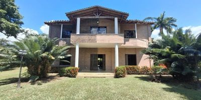 Hermosa Finca Campestre en Venta – Parcelación vía Bolombolo – Santa Fe de Antioquia. ¡Vive rodeado de naturaleza con todas las comodidades! Esta finca campestre ofrece amplios espacios, excelente distribución y una ubicación privilegiada en parcelación cerrada. Características del inmueble: Área generosa con excelente diseñoPrimer nivel: Sala y comedor amplios, Estudio, Cocina abierta con barra americana, Zona de ropas independiente, 1 baño social, 1 habitación con clóset y baño privado. Segundo nivel: 4 habitaciones, cada una con baño completo, Clóset de linos. Parqueaderos: 1 parqueadero cubierto sencillo, 4 parqueaderos descubiertos. Zonas exteriores: Amplias zonas verdes, Piscina para niños y adultos, Kiosco con BBQ. Administración: $688.000. Predial trimestral: $804.000. Ubicada en una zona tranquila y de fácil acceso, ideal para descanso, inversión o vivienda permanente. ¡Contáctanos para más información o para agendar tu visita!.