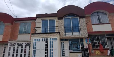 Atos Inmobiliaria vende casa en el sector Sol de Oriente, una zona residencial tranquila y valorización. La propiedad se desarrolla en dos niveles y cuenta con tres habitaciones, dos baños, sala, comedor, cocina integral, patio de ropas, parqueadero y local. Su diseño ofrece comodidad y amplitud para toda la familia. Además, su ubicación es estratégica: transporte público y vías principales, lo que la convierte en una excelente opción tanto para vivir como para invertir. ¡No esperes más! Contáctanos y agenda tu cita para conocer tu próxima casa.