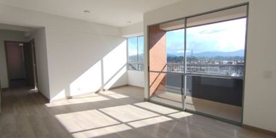 Se arrienda moderno apartamento en el municipio de Rionegro, barrio El Porvenir, en la unidad cerrada Vivari, ubicada frente al Centro Comercial San Nicolás y el Éxito. Su ubicación es estratégica, con acceso directo a la vía hacia el Aeropuerto José María Córdova y el Túnel de Oriente, lo que garantiza excelente conectividad. Además, está cerca de hospitales, colegios y supermercados, lo que lo convierte en una opción ideal para vivir con comodidad. El apartamento cuenta con espacios bien distribuidos, excelente iluminación natural y acabados contemporáneos. La unidad ofrece seguridad 24 horas, zonas comunes, juegos infantiles y áreas verdes para el disfrute de toda la familia. ¡Un lugar ideal para tu nuevo hogar! No. 9513846
