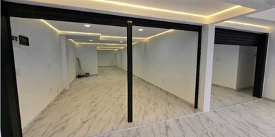 Local comercial ubicado en el sector de San Javier, a pocos metros de las escaleras eléctricas. Cuenta con un área de 70 m², ideal para diversos tipos de negocio, y dispone de 2 baños. Excelente ubicación con alto flujo peatonal.
