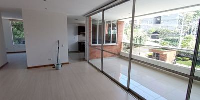 Este amplio y moderno apartamento se encuentra ubicado en la hermosa ciudad de Medellín, en el departamento de Antioquia. Con una impresionante área construida de 125 metros cuadrados y un área privada de igual tamaño, este inmueble es perfecto para aquellos que buscan comodidad, espacio y lujo en un solo lugar.

Con un total de 3 habitaciones y 4 baños, este apartamento cuenta con todas las comodidades para albergar a su familia o amigos. Cada una de las habitaciones tiene su propio baño, brindando privacidad y tranquilidad a todos los residentes. Además, todas las habitaciones cuentan con amplios y modernos clósets, perfectos para almacenar todas tus pertenencias de manera ordenada.

Uno de los detalles más importantes de este apartamento es que es mascotas son bienvenidas. Así es, no tendrás que despedirte de tu mejor amigo peludo para vivir en este increíble lugar. Además, cuenta con un amplio balcón, perfecto para pasar tardes relajantes disfrutando de la hermosa vista a la ciudad.

¿Eres un amante de la lectura o necesitas un espacio de trabajo en casa? Este apartamento tiene la solución perfecta, ya que cuenta con una biblioteca/estudio, ideal para estudiar, trabajar o simplemente relajarse con un buen libro.

La cocina integral es moderna y está completamente equipada con todos los electrodomésticos necesarios para preparar deliciosas comidas. Además, cuenta con una zona de lavandería que facilitará tus tareas domésticas. ¿Te preocupa el clima frío? No te preocupes, este apartamento cuenta con calentador para que tengas un hogar cálido y acogedor en todo momento.

En cuanto a las características externas, este apartamento se encuentra en una urbanización cerrada con seguridad y vigilancia las 24 horas del día, brindando tranquilidad y paz a sus residentes. Además, cuenta con un área social, piscina y gimnasio, perfecto para pasar momentos de diversión y relajación. También tiene ascensor, garaje y parqueadero para visitantes,