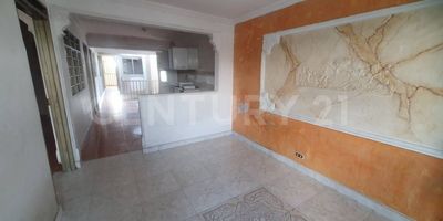 Casa trifamiliar ideal para una familia grande que quieran vivir cada uno en un piso o casa para comprar, vivir en un piso y rentar los otros dos, otra opción es comprarla solo para arrendar cada piso por separado y generar rentas. También se puede acondicionar o rentar el primer piso para un negocio local o una empresa de producción y rentar los otros dos pisos. Las opciones para esta buena propiedad son bastantes y todas son muy buenas. 

La propiedad se encuentra ubicada en el barrio 12 de octubre al oriente de Cali, cerca de avenidas principales, la ubicación en el barrio de esta casa es especial, ya que, se encuentra ubicada en la llamada "calle ancha" la calle más amplia del sector, calle que en este último tiempo ha venido en una transformación de lo residencial a lo comercial, lo cual pone  esta propiedad en un sector con mucha salida en su rentabilidad. 

Actualmente, la casa está distribuida en tres propiedades, donde el primer piso está ocupado por una pequeña empresa que tiene su producción allí, el segundo piso está rentado como apartamento y el tercer piso es otro apartamento que se puede rentar. La casa en renta puede generar buenos beneficios a su nuevo comprador, si es de tu agrado y quieres conocer más te invito a que nos pongamos una cita y conozcas la propiedad.