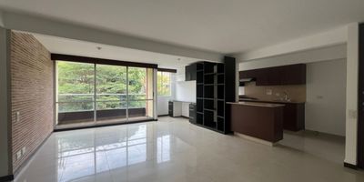 Apartamento en arriendo en unidad cerrada ubicada cerca a supermercados, restaurantes, centros comerciales, colegios, parques, rutas de transporte público y servicios complementarios del sector. Cuenta con piso en cerámica y madera, sala comedor, estudio, 3 alcobas con vestier y baño en la principal, baño social, cocina integral abierta tipo americano, zona de ropas, balcón, útil y parqueaderos independientes cubiertos  Conjunto cerrado con ascensor, piscina, gimnasio, salón social, parques infantiles, zonas verdes, vigilancia y portería 24 horas y circuito cerrado de TV,inmuebles sujetos a verificacion de disponibilidad