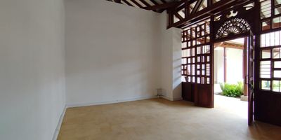 Se arrienda local en Rionegro, con excelente ubicacion, a pocos pasos del parque principal.
Ideal para oficinas, consultorios, librerias o cafes, ubicado en un entorno tranquilo y armonioso, con excelentes terminaciones y facil acceso peatonal y vehicular. Perfecto para  negocios que buscan un espacio con buena visibilidad y ambiente profesional.
Agenda tu cita hoy mismo!