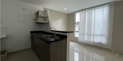 Se arrienda cómodo apartaestudio en Ciudad Jardín por un valor de $1.300.000 mensuales. Cuenta con un área de 39 m² distribuidos en una alcoba con aire acondicionado, dos baños, sala iluminada con cortinas instaladas, y cocina funcional. Ubicado en el segundo piso, este espacio ofrece un ambiente acogedor ideal para una persona o pareja. Excelente ubicación en una zona tranquila y de fácil acceso.