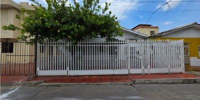 Hermosa casa tradicional en excelentes condiciones, ideal para quienes valoran los espacios amplios y el encanto de los acabados clásicos.

Esta propiedad cuenta con amplios espacios distribuidos de forma funcional y acogedora. Su interior mantiene detalles típicos de la arquitectura barranquillera, con acabados tradicionales bien conservados que aportan calidez y carácter a cada ambiente.

Disfruta de un patio amplio y hermoso con vegetación natural, perfecto para crear tu propio jardín o una zona de descanso al aire libre. Además, cuenta con una terraza espaciosa con capacidad para un vehículo, ideal para recibir visitas o disfrutar de las tardes en familia.

Ubicada en un sector residencial con gran tradición, rodeado de supermercados, almacenes de cadena, colegios y todo lo que necesitas cerca de casa, esta propiedad combina comodidad, ubicación y un estilo auténtico que la hace única.

Una excelente oportunidad para quienes buscan un hogar con historia, amplitud y un ambiente familiar incomparable.
