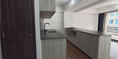 Se Arrienda Hermoso Apartamento en El Retiro – Excelente Ubicación

Ubicado a solo 5 minutos del parque principal de El Retiro, con acceso a vías alternas, supermercados, tiendas y excelente servicio de transporte público.

Características del apartamento:


 Sala comedor con amplio balcón
 Cocina integral equipada con horno, estufa y lavavajillas
 Espacio ideal para zona de estudio o home office
 Baño social completo
 1 habitación auxiliar con clóset
 Habitación principal con baño privado y vestier 


Disfruta de un entorno tranquilo, natural y con todas las comodidades en una de las zonas más apetecidas del Oriente Antioqueño.
¡Agenda tu visita hoy mismo!
Contáctanos para más información
