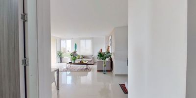 951FR4434

Moderno apartamento de 123 m² en el Edificio Zaky, ubicado en el prestigioso barrio Villa Santos. Consta de 2 amplias habitaciones, 3 baños, sala de estar y cocina integral. Incluye balcón con vista exterior, cuarto de servicio y garaje cubierto independiente. Piso 6 con ascensor, en edificio estrato 6 con 12 parqueaderos. Antigüedad de 9 años, excelente estado y sin remodelar. Ideal para quienes buscan confort, buena distribución y una ubicación privilegiada en una de las zonas más exclusivas y tranquilas de la ciudad.
